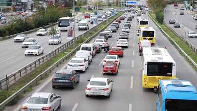 İstanbul’da yarım günlük mesainin ardından trafik tıkandı