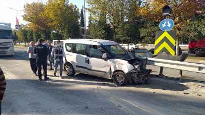 Sakarya’da ticari aracın kamyonete çarpması sonucu 4 kişi yaralandı