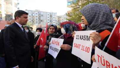 Kaymakam Diyarbakır anneleriyle bir arada