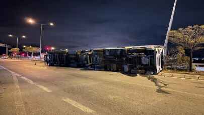 Kayseri’de virajı alamayan tır devrildi