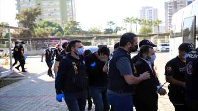 Mersin’deki dolandırıcılık operasyonunda gözaltına alınan zanlılar adliyeye sevk edildi 