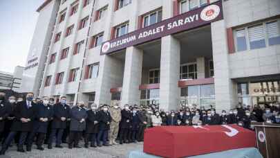 Kovid-19’a yenik düşen Mahkeme Başkanı’na Erzurum Adliyesinde hüzünlü veda