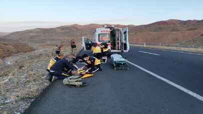 Erzurum’da otomobil şarampole devrildi