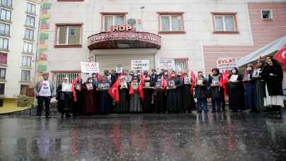 Diyarbakır anneleri yağmur altında evlat nöbetini sürdürdü