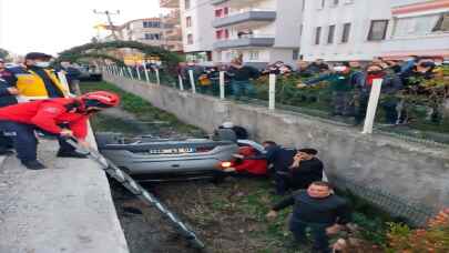 Balıkesir’de su kanalına devrilen otomobildeki 3 kişi yaralandı