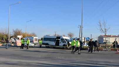 Afyonkarahisar’da öğrenci servisiyle polis aracının çarpışması sonucu 9 kişi yaralandı