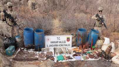 Hakkari’de iki mağarada silah, patlayıcı ve mühimmat ele geçirildi