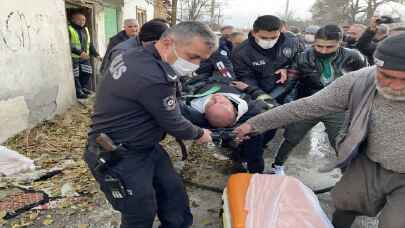 Yangına müdahale ederken çatıdan düştü