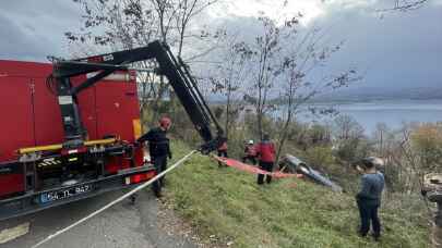 Sakarya’da şarampole devrilen otomobil tel örgü sayesinde tesise düşmekten kurtuldu