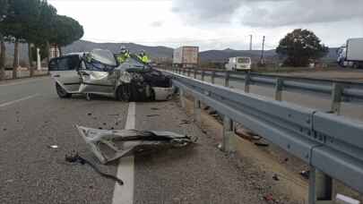 Manisa’da tıra çarpan otomobildeki anne öldü, baba ve 1 yaşındaki kızı yaralandı