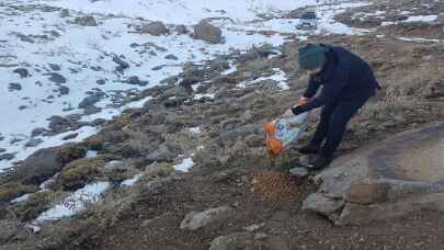 Offroad tutkunları yaban hayvanlarını unutmadı: doğaya yem bıraktılar