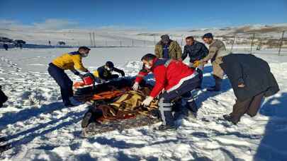 Erzurum’da otomobil şarampole devrildi