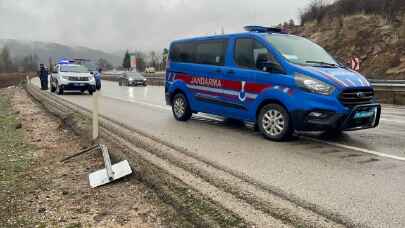 Karabük’te dere kenarına devrilen iki otomobilin sürücüleri yaralandı