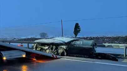 Afyonkarahisar’da duvara çarpan otomobildeki çocuk öldü, 6 kişi yaralandı