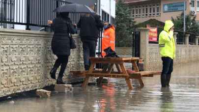 Adana’da öğrenciler yağmur suyunun girişini kapattığı okula duvarı aşarak girdi