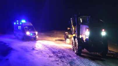 Erzurum’da kar ambulans yolda kaldı