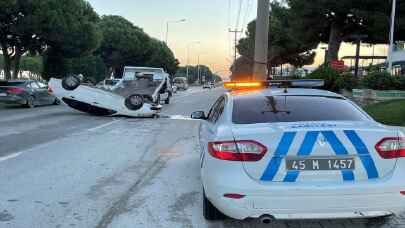 Refüje çarparak devrilen otomobildeki 4 kişi yaralandı