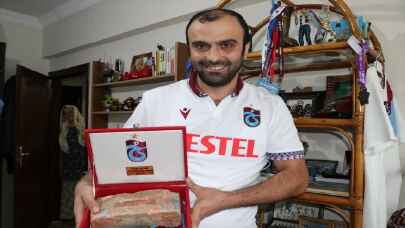 Trabzonspor taraftarı genç, takımına ait yüzlerce nostaljik eşya biriktirdi