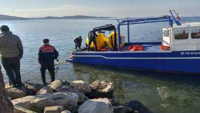 İzmir’de kaçak yakalanan 2 ton canlı midye denize bırakıldı