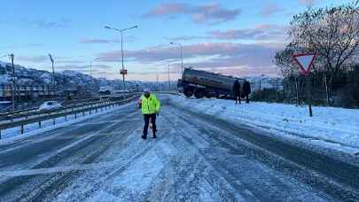 Son Dakika! Rize’de buzlanma nedeniyle bir tır yoldan çıktı