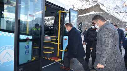 Hakkari Valisi Akbıyık, hizmete alınan yolcu minibüsünün şoförlüğünü yaptı