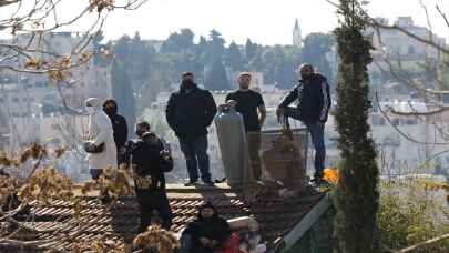 Filistinli tüp gazlarla çatıya çıktı