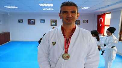 Şampiyon okul müdüründen öğrencilerine karate dersi