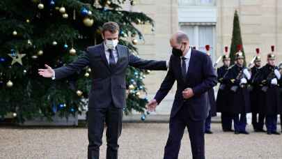 Fransız Macron, Almanya'nın yeni başbakanı Scholz'u karşıladı