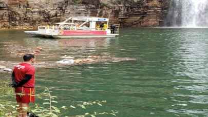 Brezilya’da turistlerin gezdiği teknelerin üzerine kaya düştü