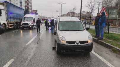 Bursa'da hafif ticari aracın çarptığı baba ile oğlu yaralandı