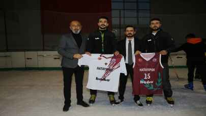 HATAY - Hataysporlu kadın basketbolcuları, minik buz hokeycilerle buluştu