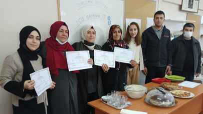 Kocaeli İzmit'te okuma yazma kursiyerlerinin diploma sevinci