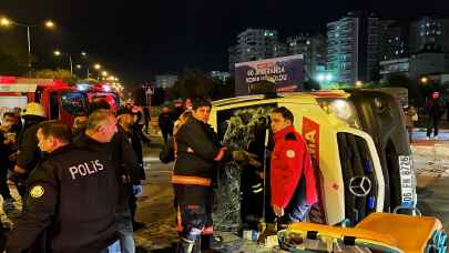 Mersin'de ambulansla otomobilin çarpıştığı kazada 3 kişi yaralandı