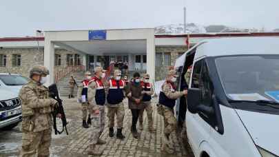 Van'da Suriye uyruklu 2 kişiyi tehditle alıkoydukları iddiasıyla 5 zanlı tutuklandı