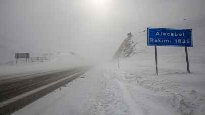 Antalya-Konya kara yolu kar nedeniyle tır geçişlerine kapatıldı