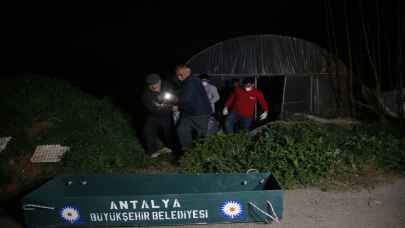 Antalya'da bir kişi çalıştığı çiçek serasında ölü bulundu