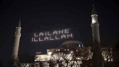 Ayasofya-i Kebir Cami-i Şerifi'ne Kelime-i Tevhid yazılı mahya asıldı