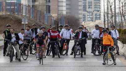 Dışişleri Bakan Yardımcısı Kaymakcı, iklim konusunda farkındalık için pedal çevirdi