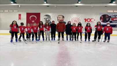 Dünya Kız Çocukları Buz Hokeyi Günü etkinliği 9 şehirde yapıldı