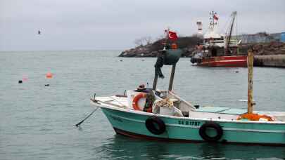 DÜZCE - Batı Karadeniz'de balıkçılar olumsuz hava şartları nedeniyle limana demirledi