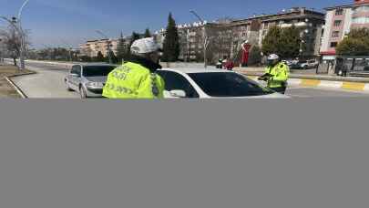 Edirne'de sürücüler ceza yememek için araçlarının cam filmlerini söktü