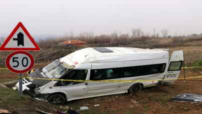 GÜNCELLEME - Amasya'da tarım işçilerini taşıyan minibüs devrildi, 19 kişi yaralandı