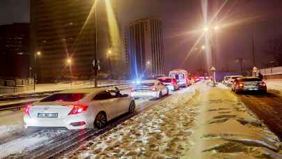 İstanbul'da kar yağışı trafiği olumsuz etkiliyor (2)