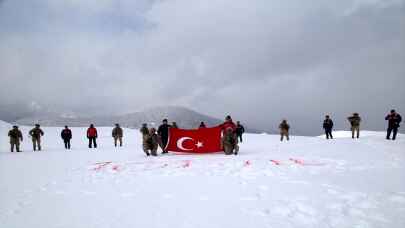 Jandarma, Ilgaz Dağı'nın zirvesinde İstiklal Marşı'nı okudu