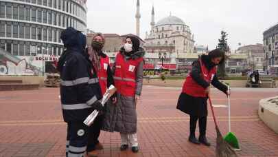 Kadın temizlik işçilerinin gününü sokakları temizleyerek kutladılar