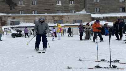 Kartalkaya'ya gelenler tatillerinin keyfini kayak ve snowboard yaparak çıkarıyor