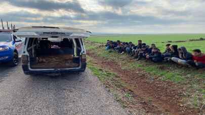 Kilis'te yurda yasa dışı yollardan giren 80 yabancı uyruklu yakalandı