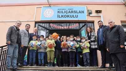 Kocaeli İzmit Belediyesi, okullara spor malzemesi  desteğine devam ediyor