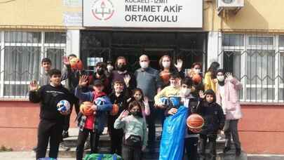 Kocaeli İzmit Belediyesinin spor malzeme desteğiyle öğrencilerin dersleri renkleniyor