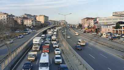 Kocaeli'de tırla çarpışan otomobilin sürücüsü yaralandı